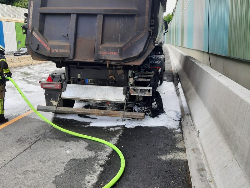 FW-E: Lkw-Brand auf der Bundesautobahn 52 - Rauchentwicklung weit sichtbar - Foto: presseportal.de