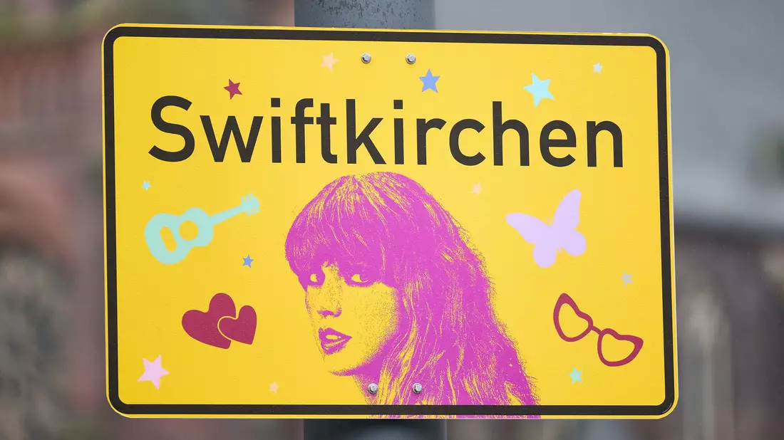 Zu Ehren der Musikerin Taylor Swift benennt sich Gelsenkirchen vorübergehend in «Swiftkirchen» um. - Bild: Bernd Thissen/dpa