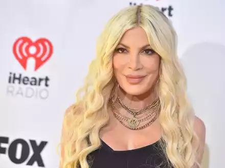 Tori Spelling trauert um ihre «Beverly Hills, 90210»-Kollegin und alte Freundin Shannen Doherty. - Foto: Jordan Strauss/Invision via AP/dpa