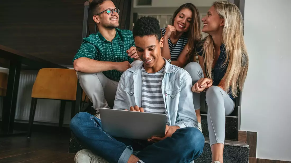 Generation Z: Flexibilität und finanzielle Sicherheit im Fokus / Unternehmen im Spannungsfeld von Work-Life-Balance, Vergütung und Technologie - Bild: presseportal.de