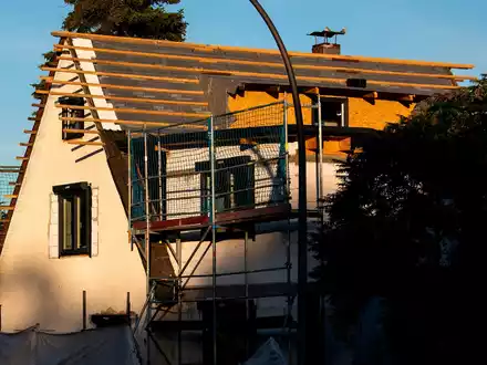 Haus während einer Sanierung: Oft wird das Dach gedämmt. - Foto: Daniel Bockwoldt/dpa