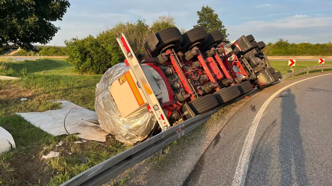 API-TH: umgekippter Bierlaster sorgt für Sperrung der Anschlussstelle Erfurt-Nord - Bild: presseportal.de