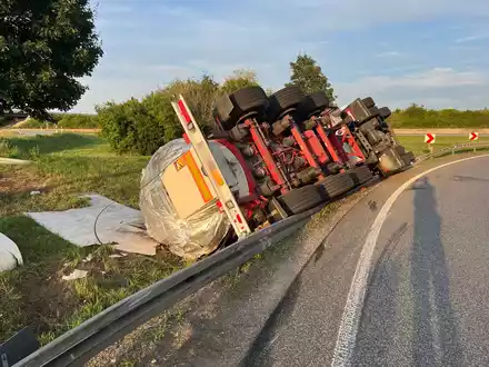 API-TH: umgekippter Bierlaster sorgt für Sperrung der Anschlussstelle Erfurt-Nord - Foto: presseportal.de