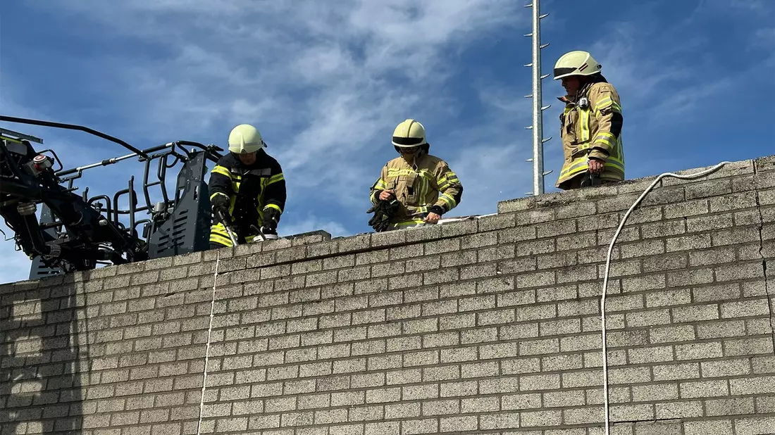 FF Goch: Feuer nach Dacharbeiten - Bild: presseportal.de