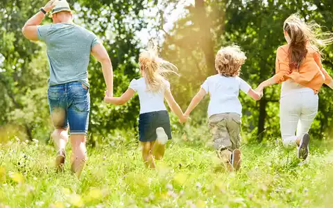 Familie läuft über eine Wiese - Foto: DNW/Shutterstock über pressetext.de