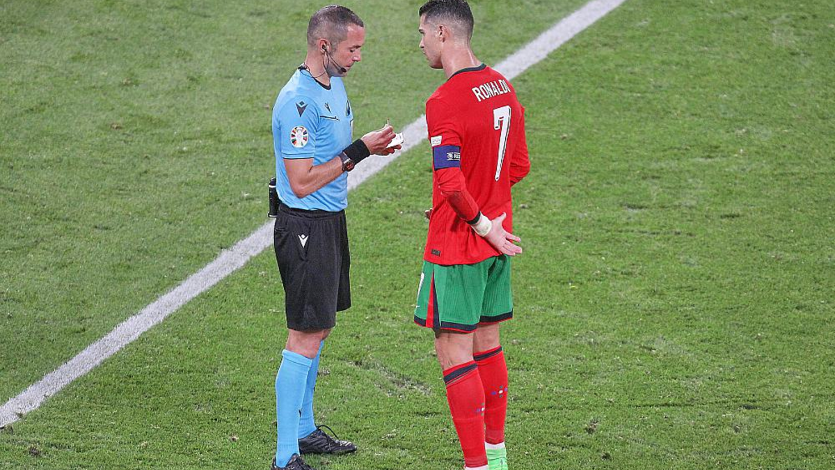 Portugals Kapitän Cristiano Ronaldo diskutiert bei der EM 2024 mit Schiedsrichter Marco Guida (Archiv) - Foto: über dts Nachrichtenagentur