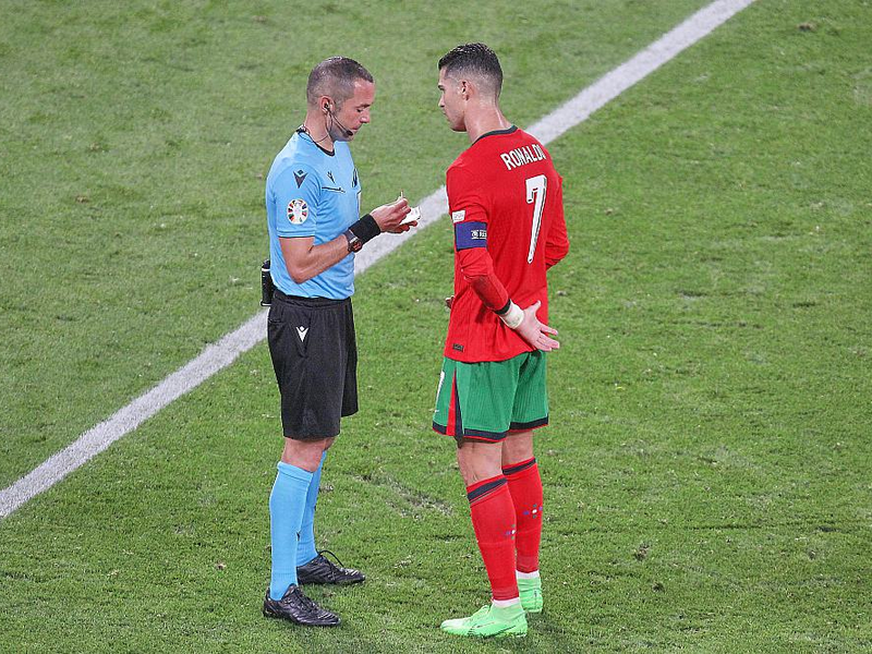 Portugals Kapitän Cristiano Ronaldo diskutiert bei der EM 2024 mit Schiedsrichter Marco Guida (Archiv) - Foto: über dts Nachrichtenagentur