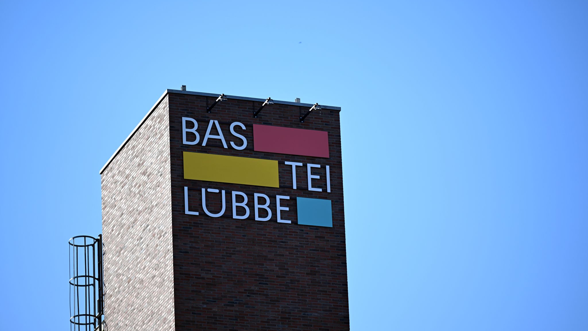 Soheil Dastyari, Vorstandsvorsitzender des Verlages Bastei Lübbe, steht vor der Unternehmenszentrale. - Foto: Federico Gambarini/dpa