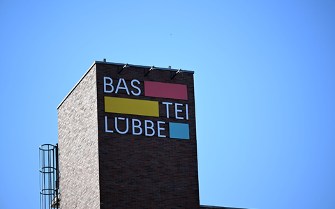 Soheil Dastyari, Vorstandsvorsitzender des Verlages Bastei Lübbe, steht vor der Unternehmenszentrale. - Foto: Federico Gambarini/dpa Soheil Dastyari, Vorstandsvorsitzender des Verlages Bastei Lübbe, steht vor der Unternehmenszentrale. - Foto: Federico Gambarini/dpa