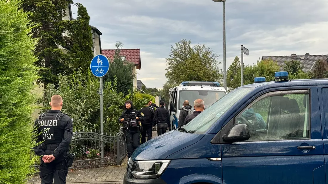 Mit Razzien in mehreren Bundesländern - hier in Magdeburg - gingen die Behörden gegen das «Compact»-Magazin und eine Filmproduktionsfirma vor. - Bild: Thomas Schulz/dpa