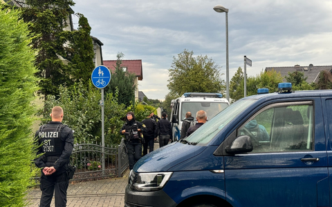 Mit Razzien in mehreren Bundesländern - hier in Magdeburg - gingen die Behörden gegen das «Compact»-Magazin und eine Filmproduktionsfirma vor. - Foto: Thomas Schulz/dpa