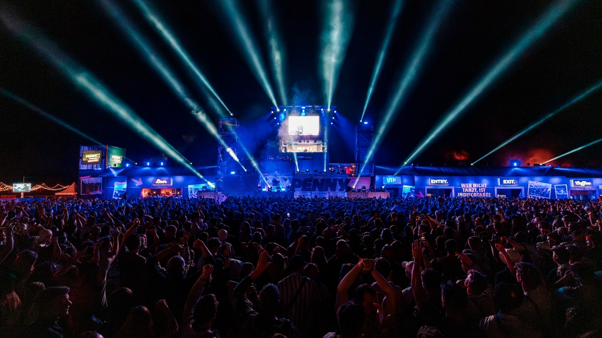 PAROOKAVILLE, PENNY, Party / Rekordversuch am Mittwoch: Mit bis zu 20.000 Camper:innen größte Kopfhörer-Party in Deutschland - Foto: presseportal.de