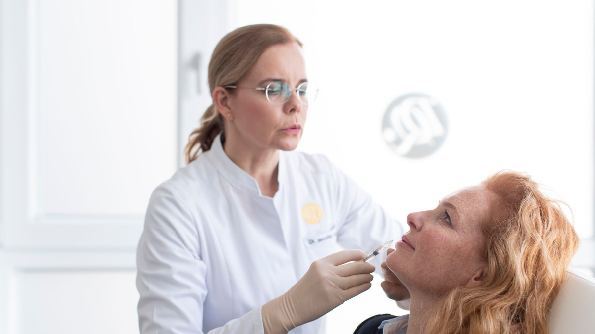 Anti-Aging, aber richtig: Dermatologe verrät, wann der richtige Zeitpunkt ist, um mit Anti-Aging zu starten und worauf unbedingt zu achten ist - Foto: presseportal.de