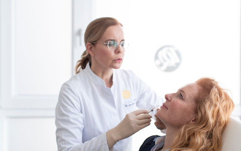 Anti-Aging, aber richtig: Dermatologe verrät, wann der richtige Zeitpunkt ist, um mit Anti-Aging zu starten und worauf unbedingt zu achten ist - Foto: presseportal.de