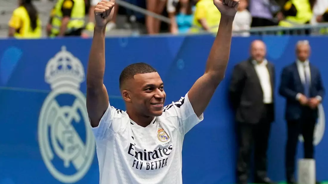 Silber als Verpflichtung: Mbappé will mit Real Titel holen. - Bild: Andrea Comas/AP
