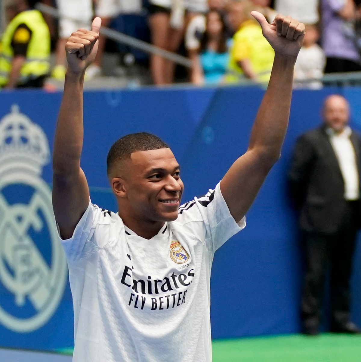 Daumen hoch: Kylian Mbappé trägt künftig Weiß. - Foto: Andrea Comas/AP