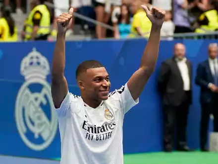 Silber als Verpflichtung: Mbappé will mit Real Titel holen. - Foto: Andrea Comas/AP