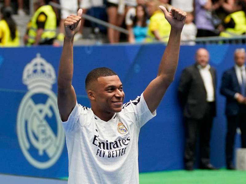Silber als Verpflichtung: Mbappé will mit Real Titel holen. - Foto: Andrea Comas/AP