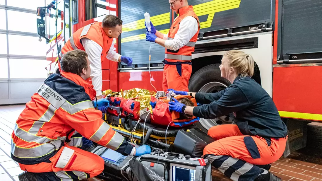 FW Bremerhaven: Notfallsanitäterin und Notfallsanitäter bei der Feuerwehr gesucht - Bild: presseportal.de