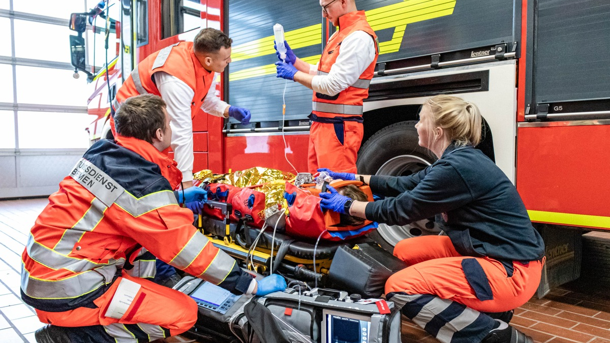 FW Bremerhaven: Notfallsanitäterin und Notfallsanitäter bei der Feuerwehr gesucht - Foto: presseportal.de