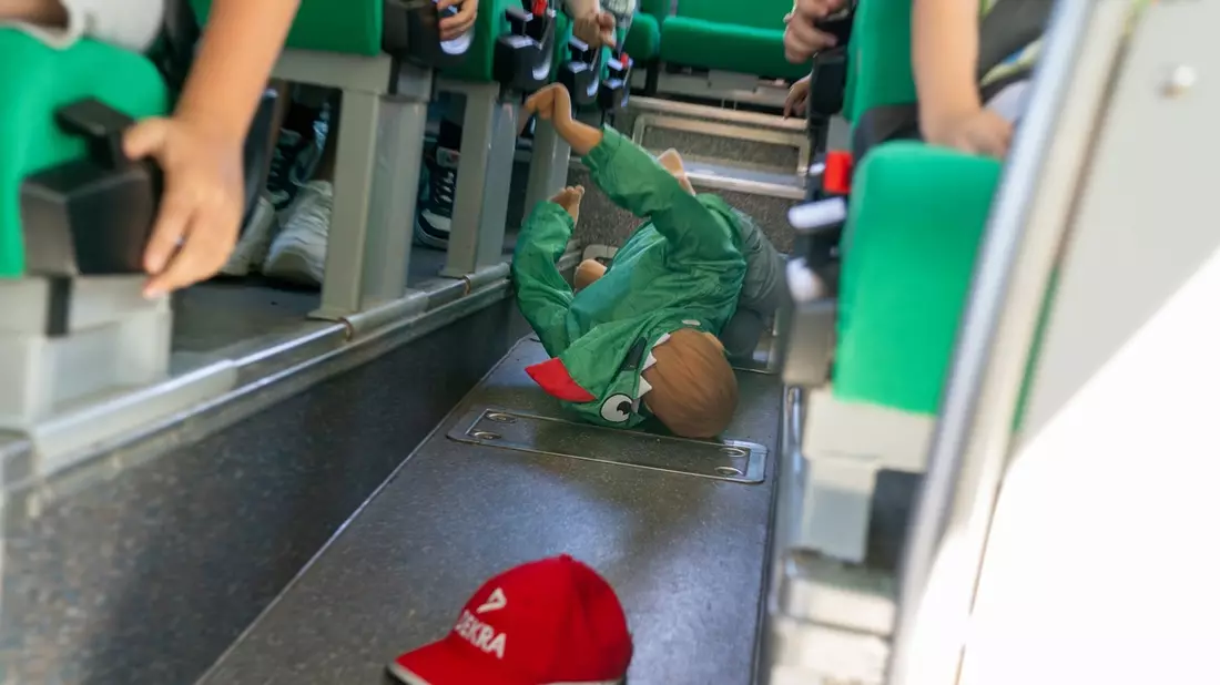 Sicherheit in und am Bus: Schulkinder lernen richtiges Verhalten / Neuer Trainings-Bus von DEKRA im Einsatz - Bild: presseportal.de