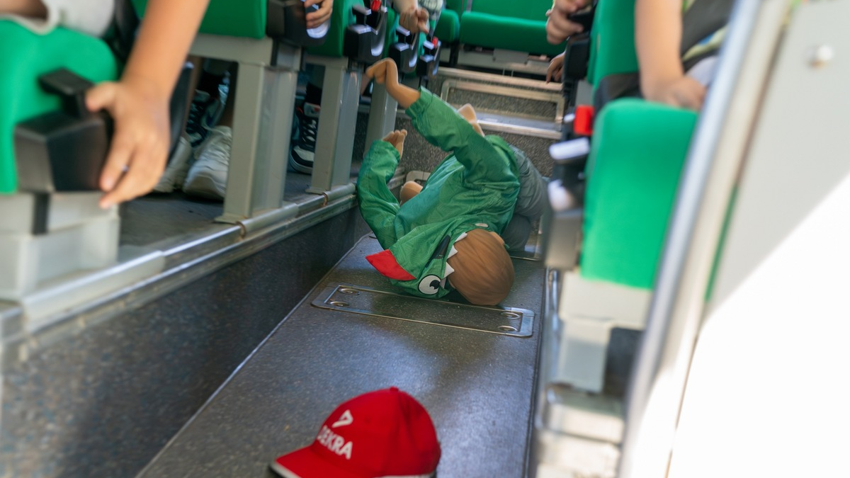 Sicherheit in und am Bus: Schulkinder lernen richtiges Verhalten / Neuer Trainings-Bus von DEKRA im Einsatz - Foto: presseportal.de