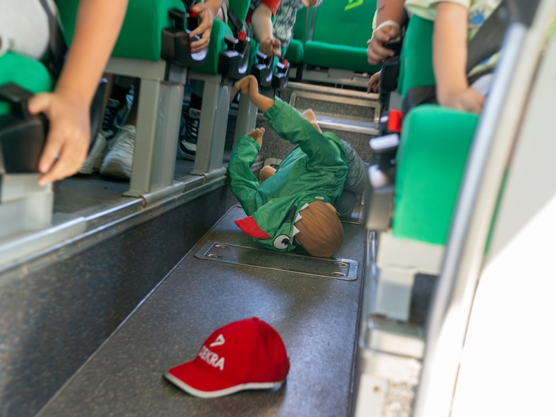 Sicherheit in und am Bus: Schulkinder lernen richtiges Verhalten / Neuer Trainings-Bus von DEKRA im Einsatz - Foto: presseportal.de