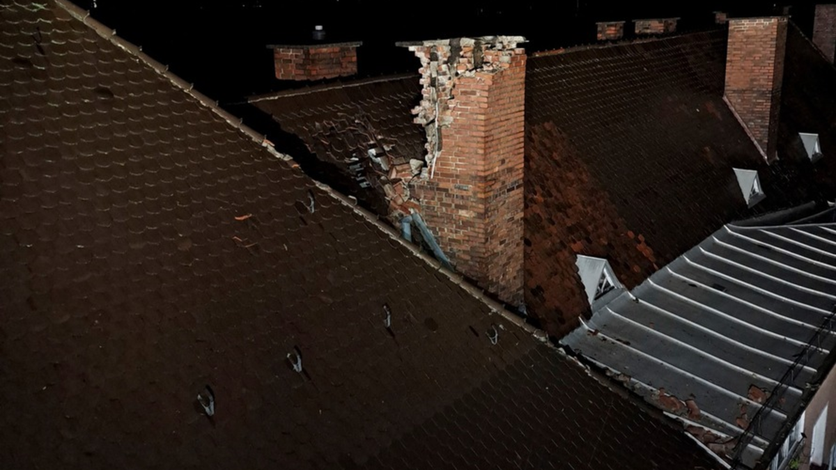 FW-M: Schornstein durch Blitz zerstört (Nymphenburg) - Foto: presseportal.de