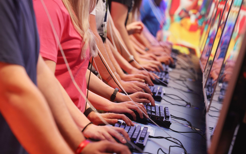 Messebesucher testen ein Computerspiel auf der Kölner Computer- und Videospielmesse Gamescom. Die deutsche Entwicklerszene setzt nach Auskunft eines Verbands in ihren Games immer stärker auf Themen der Demokratiestärkung. - Foto: Oliver Berg/dpa