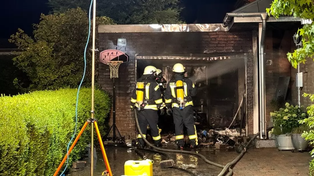 FW-SE: Garagenbrand schlägt auf Dachstuhl über - Bild: presseportal.de