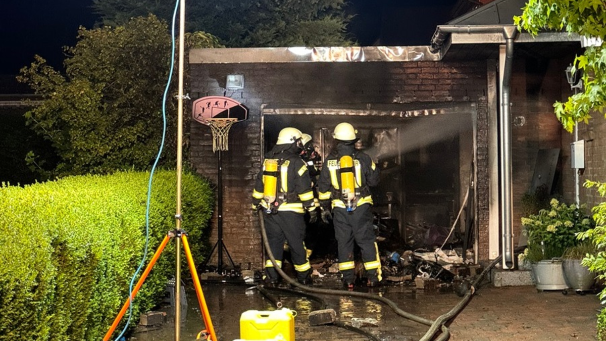 FW-SE: Garagenbrand schlägt auf Dachstuhl über - Foto: presseportal.de