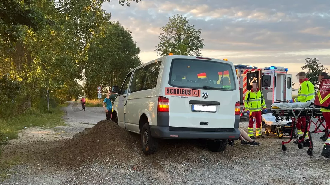 POL-LWL: Schülertransporter verunglückt - mehrere Verletzte - Bild: presseportal.de