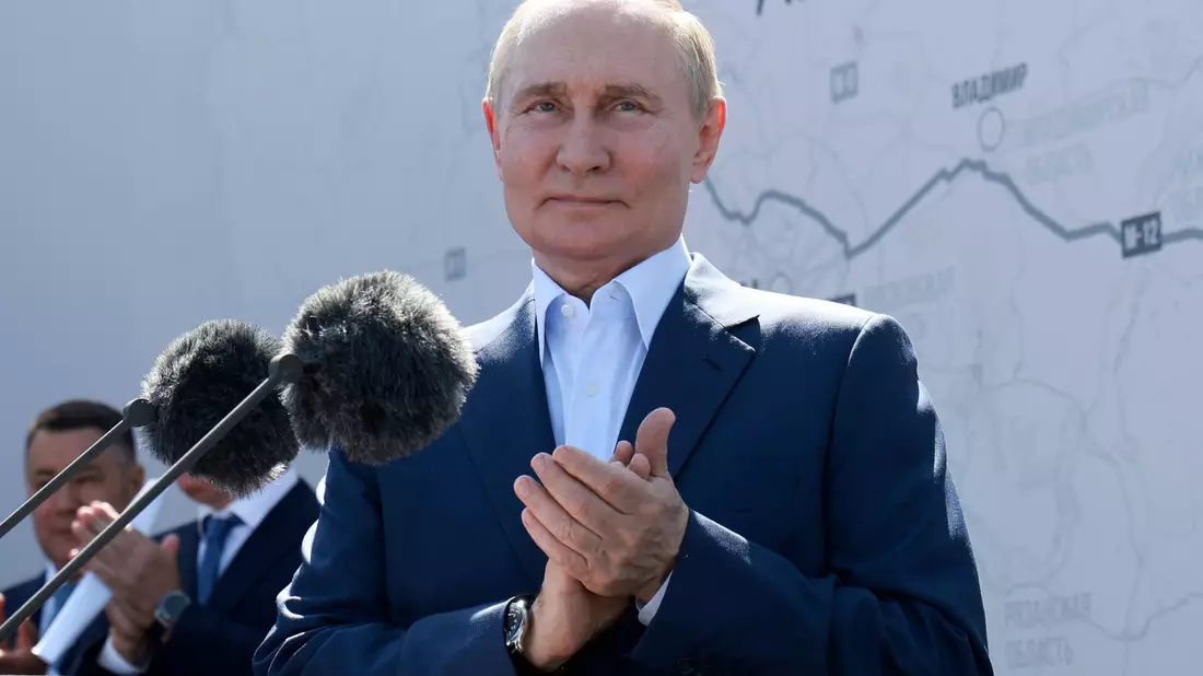 Den Bau einer Autobahn von seiner Heimatstadt St. Petersburg nach Moskau hatte Putin schon 2004 befohlen. - Bild: Vyacheslav Prokofyev/Pool Sputnik Kremlin/AP/dpa