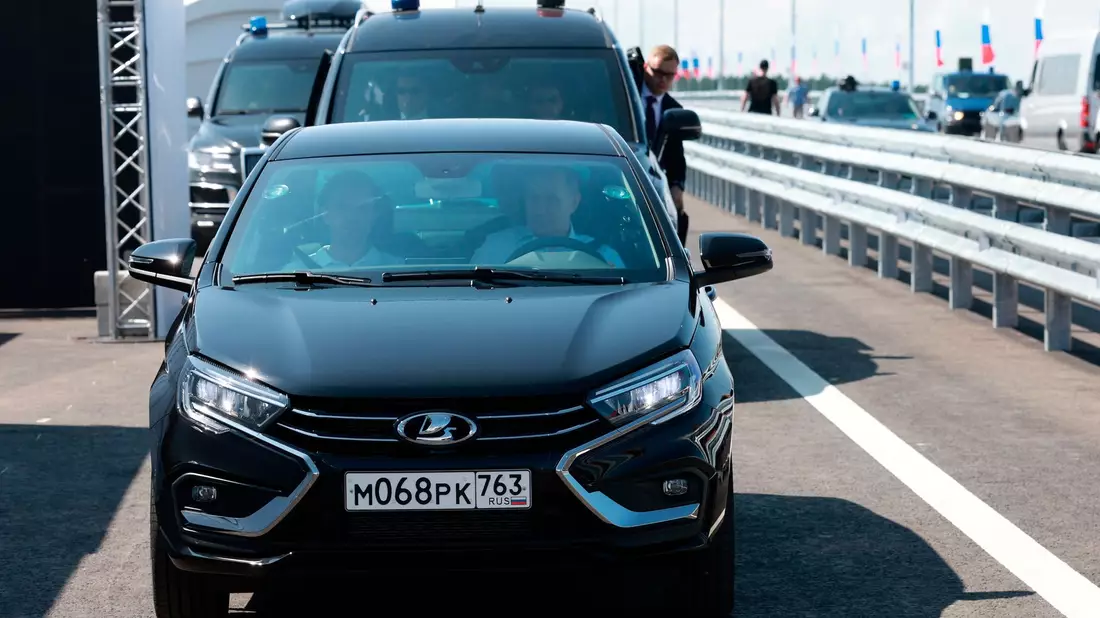 Die frühere Strecke Moskau-St. Petersburg war unbequem mit vielen Ortsdurchfahrten. - Bild: Wjatscheslaw Prokofjew/Kremlin Pool Sputnik via AP/dpa
