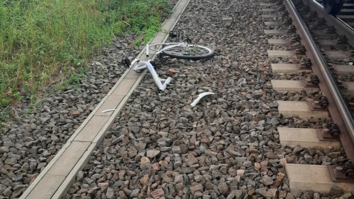 BPOLI MD: Zeugenaufruf der Bundespolizei: Unbekannte werfen zwei Fahrräder von Brücke ins Gleis, welche von Zügen erfasst werden - Foto: presseportal.de