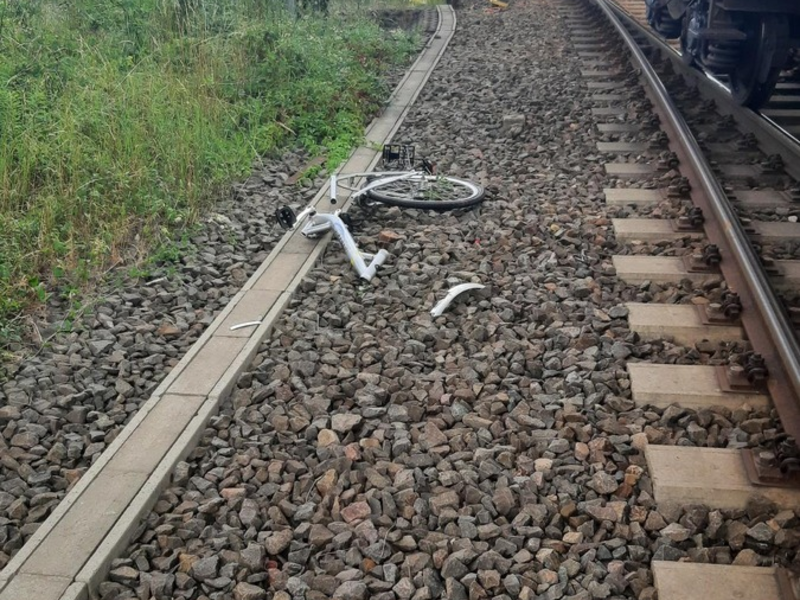 BPOLI MD: Zeugenaufruf der Bundespolizei: Unbekannte werfen zwei Fahrräder von Brücke ins Gleis, welche von Zügen erfasst werden - Foto: presseportal.de