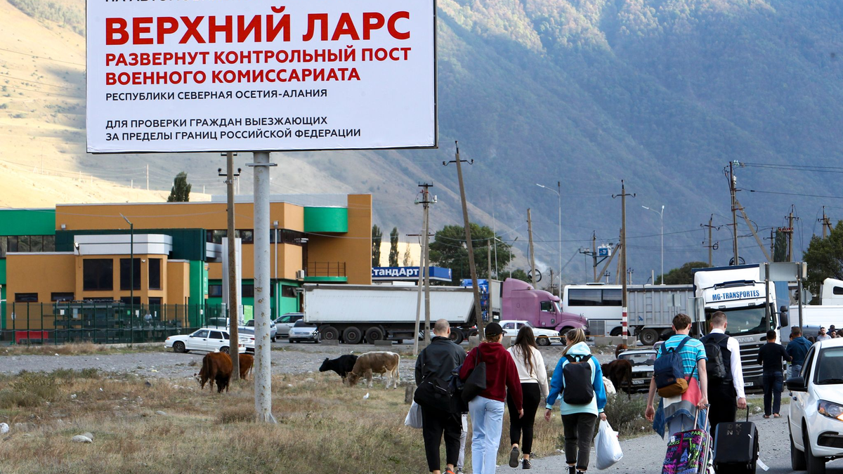 Nach Kriegsausbruch sind viele Russen - vor allem im wehrpflichtigen Alter  - in die Nachbarländer geflüchtet, wie hier am Grenzübergang Werchni Lars Richtung Georgien. (Archivbild) - Foto: -/AP/dpa