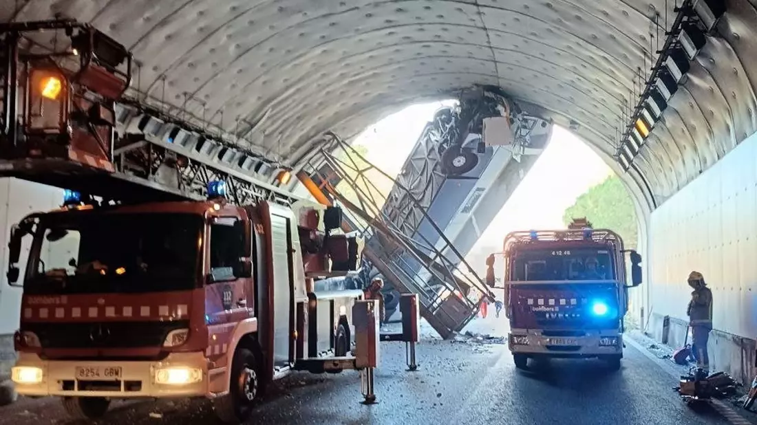 Die Bergung der Passagiere und des Busfahrers war schwierig, weil das Wrack fast senkrecht im Tunnel steckte. - Bild: Bombers De La Generalitat/Europapress/dpa