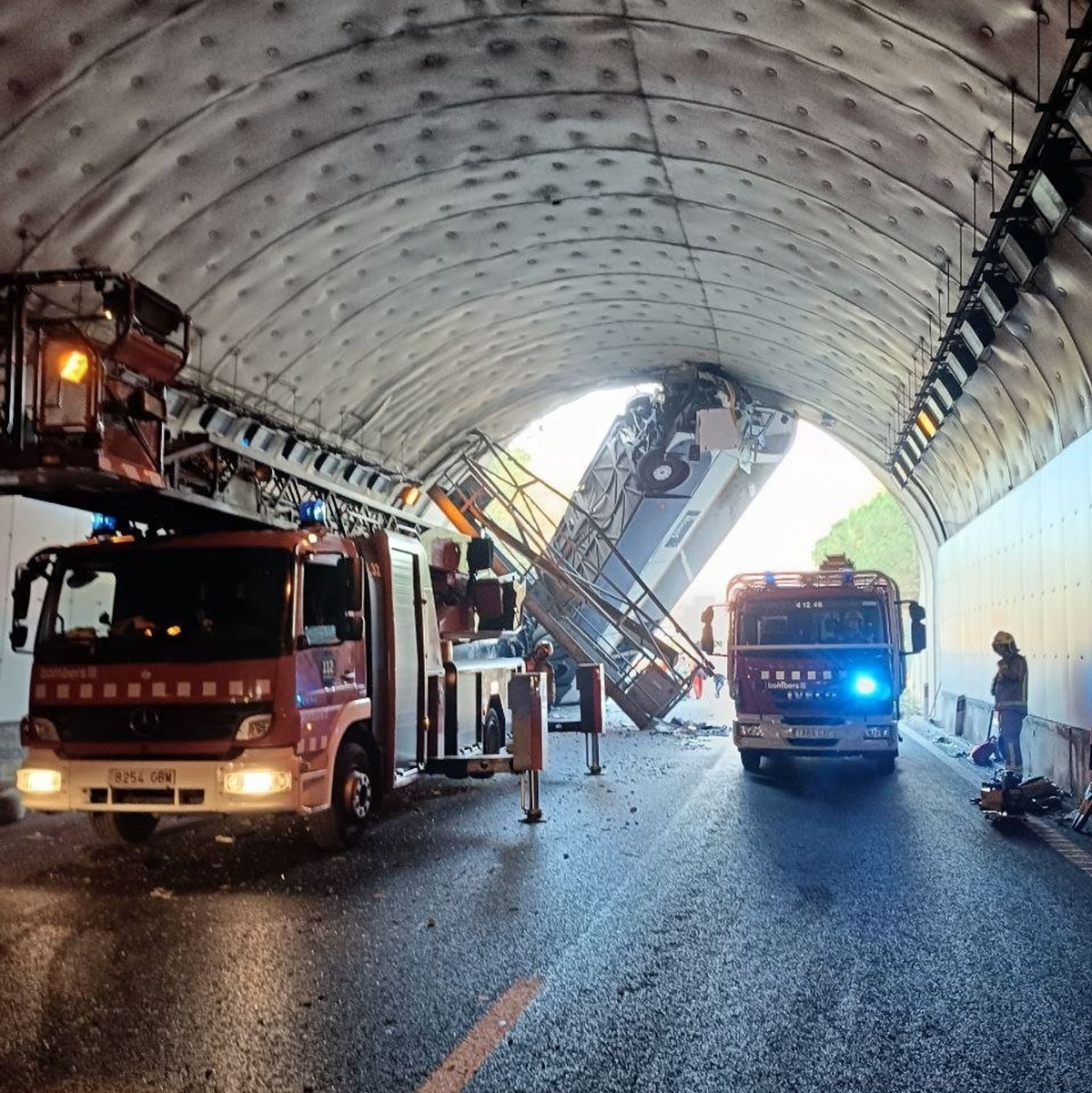 Die Bergung der Passagiere und des Busfahrers war schwierig, weil das Wrack fast senkrecht im Tunnel steckte. - Foto: Bombers De La Generalitat/Europapress/dpa