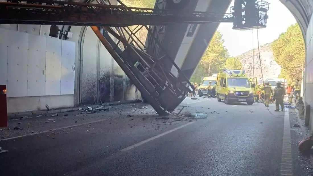 Als letzter konnte der Busfahrer aus dem Wrack befreit werden. - Bild: Mossos/EUROPA PRESS/MOSSOS