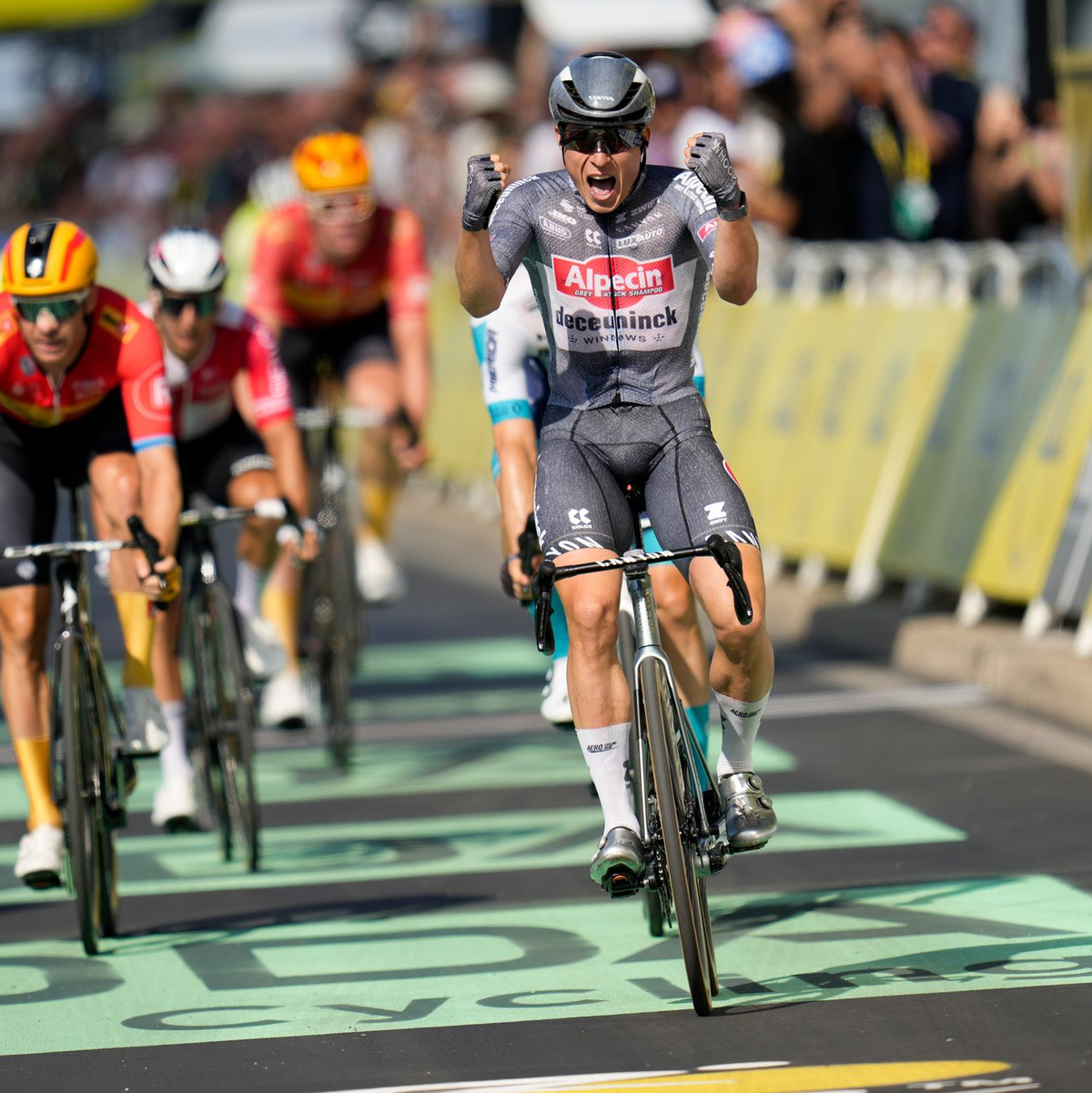 Die Rad-Superstars Tadej Pogacar und Jonas Vingegaard schonen sich auf der 17. Etappe nicht.  - Foto: Jerome Delay/AP/dpa