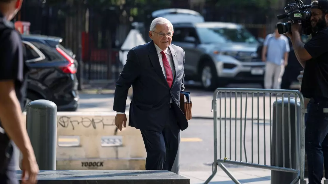 Menendez auf dem Weg zu Gericht. (Archivbild)  - Bild: Yuki Iwamura/AP/dpa