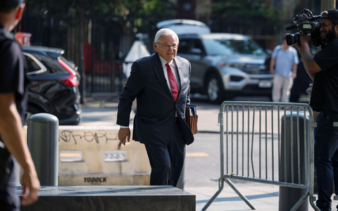 Menendez auf dem Weg zu Gericht. (Archivbild)  - Foto: Yuki Iwamura/AP/dpa