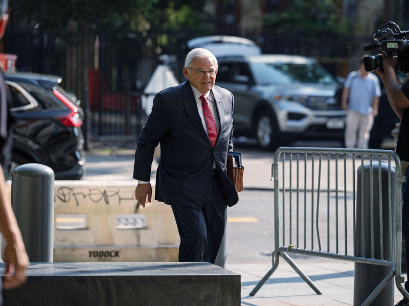 Menendez auf dem Weg zu Gericht. (Archivbild)  - Foto: Yuki Iwamura/AP/dpa
