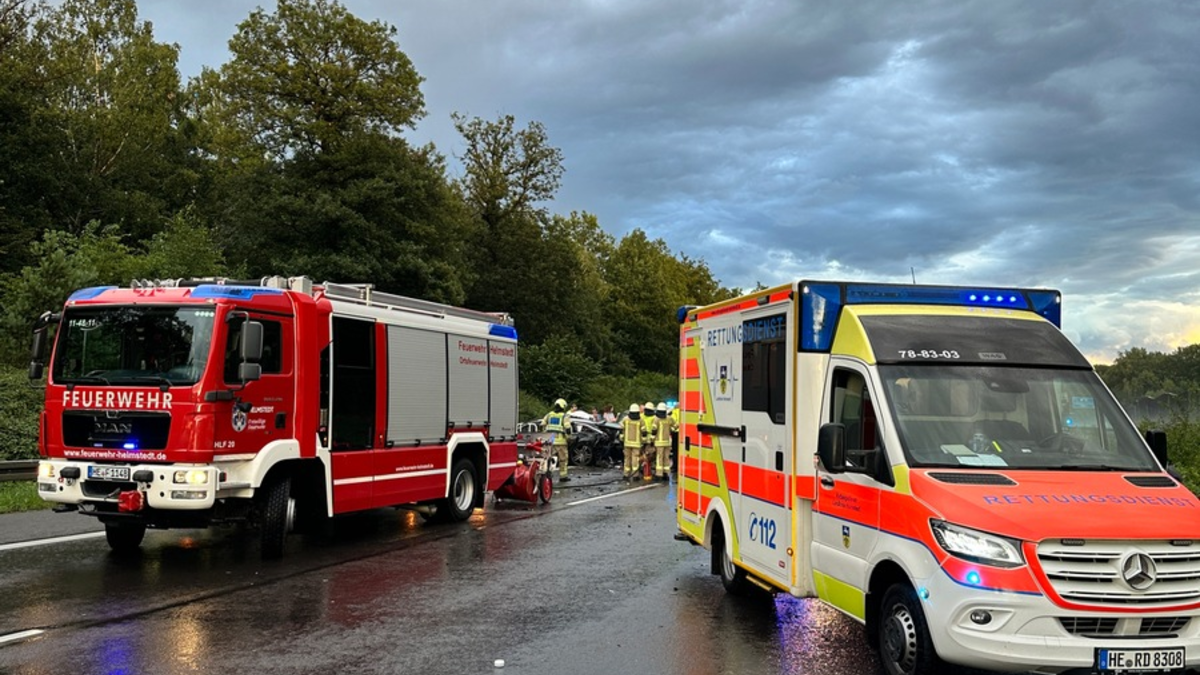 FW Helmstedt: Verkehrsunfall BAB2, drei PKW, vier Verletzte - Foto: presseportal.de