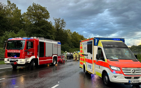 FW Helmstedt: Verkehrsunfall BAB2, drei PKW, vier Verletzte - Foto: presseportal.de