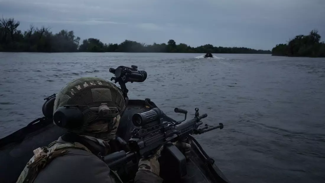 Ukrainische Soldaten auf dem Dnipro nehmen feindliche Stellungen ins Visier. (Archivbild) - Bild: Felipe Dana/AP/dpa