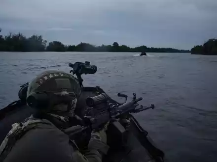 Russische Artillerie schießt über den Fluss Dnipro hinweg. - Foto: Felipe Dana/AP/dpa