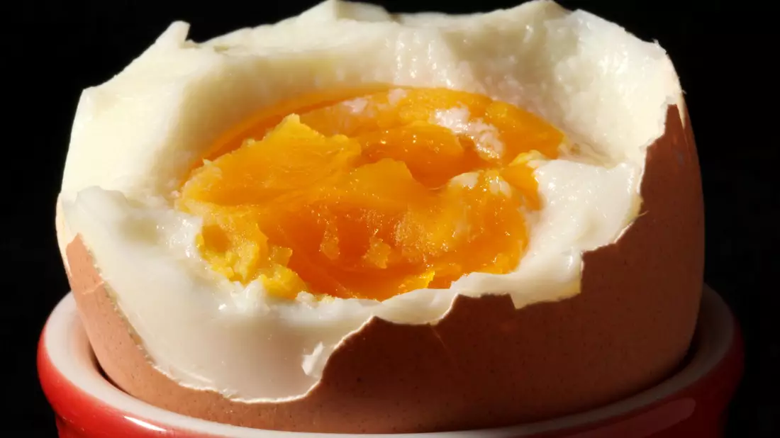 Wer sich in den Bergen ein Frühstücksei kocht, muss es länger kochen lassen. - Bild: picture alliance / dpa