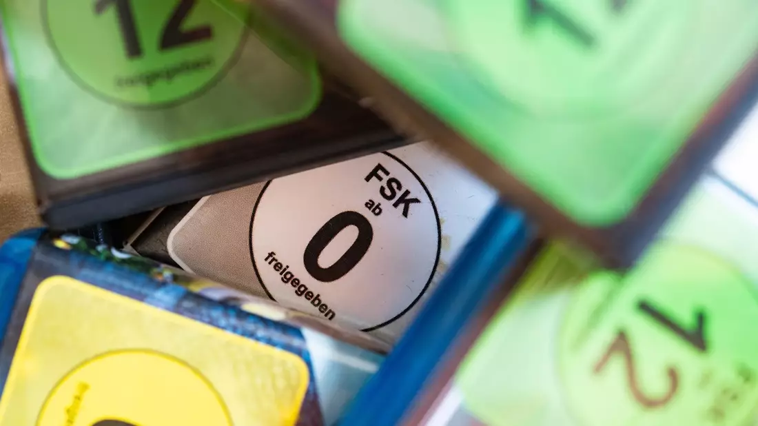 Es gibt fünf Stufen der Altersfreigabe: ab 0 Jahren, ab 6, 12 oder 16 Jahren sowie keine Jugendfreigabe (FSK ab 18). (Symbolbild) - Bild: Marijan Murat/dpa